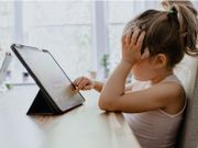 香港學童日均9.9小時用電子產品｜7歲女不足一年近視由0變175度！
