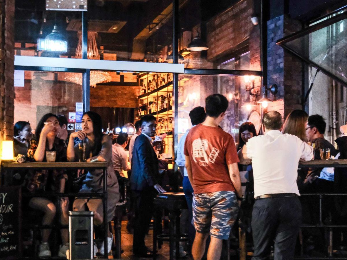 疫情反彈 酒吧播毒高危 業界：只要不停業  要求客人穿防護衣 飲筒飲啤酒都願意