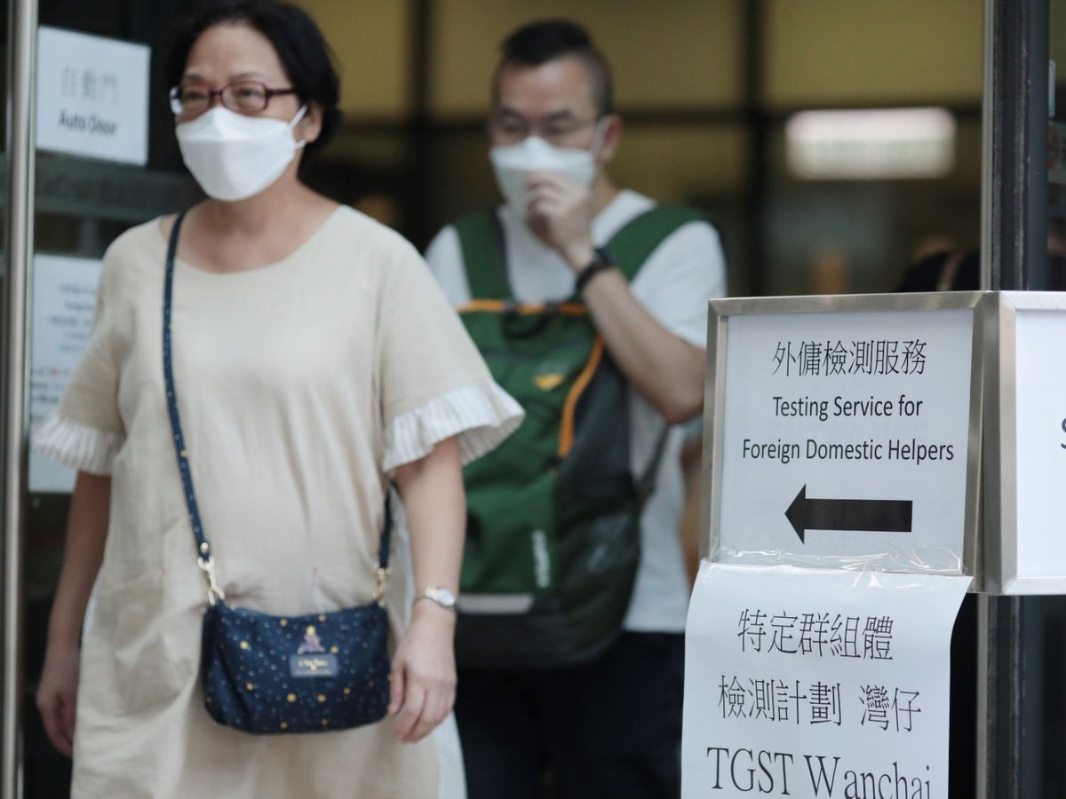 袁國勇指若不對高危控制點做好針對性措施，冬天隨時有過萬人感染新型肺炎，並有過千人死亡，他又預計要到下年9至10月才有新冠疫苗接種，要捱多一年。