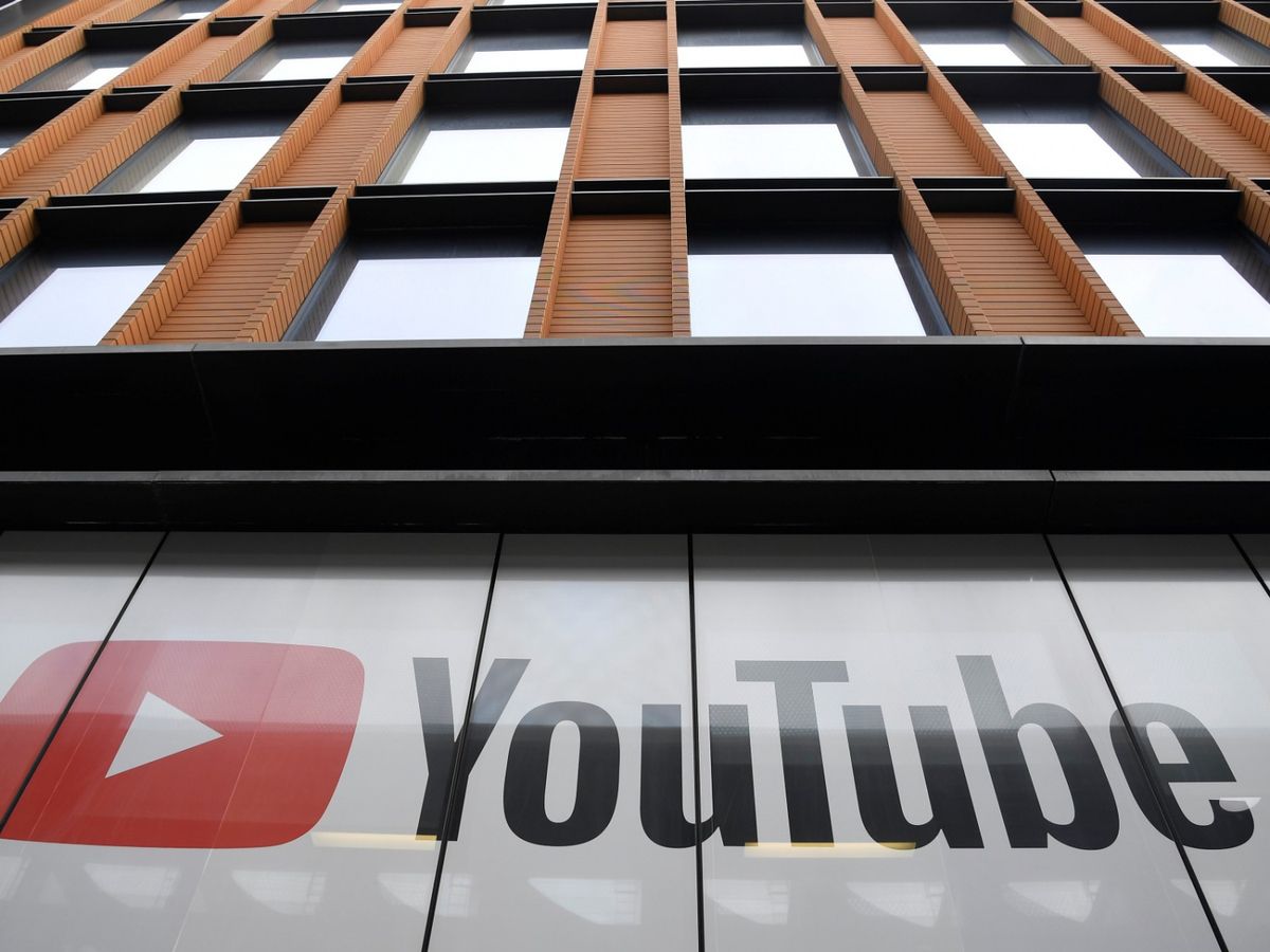 Google旗下的YouTube正讓部分創作者標記和跟蹤影片中的產品，數據傳送到Google進行分析，彭博社稱YouTube或轉型成網購平台，挑戰亞馬遜和阿里巴巴。