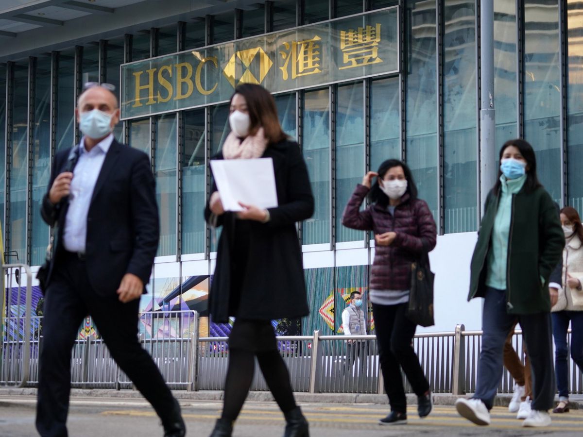 《彭博》報道指本港銀行家面對內地人才的競爭，上位變得困難，目前港人擔任投資銀行高層的佔比為30%，而內地人佔6成，港人高層5年內更減薪15至20%。