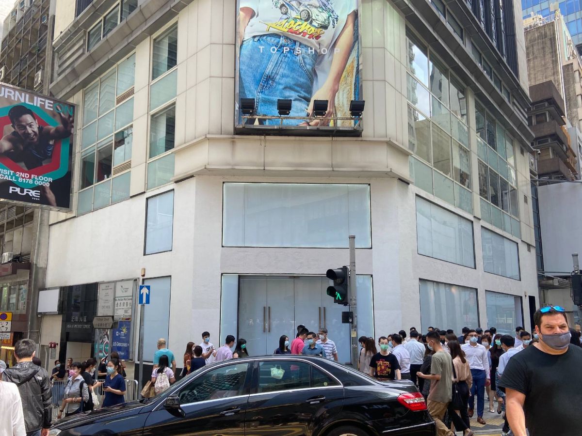 中環皇后大道中兩個風景！TOPSHOP結業、DONKI中環店開幕現人龍