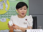 百佳惠康申領保就業計劃後按規定推回饋社會方案，飽受各界批評，消委會總幹事黃鳳嫺指不覺得抽獎能助巿民紓困，更質疑兩大超市疫市賺錢為何領保就業。