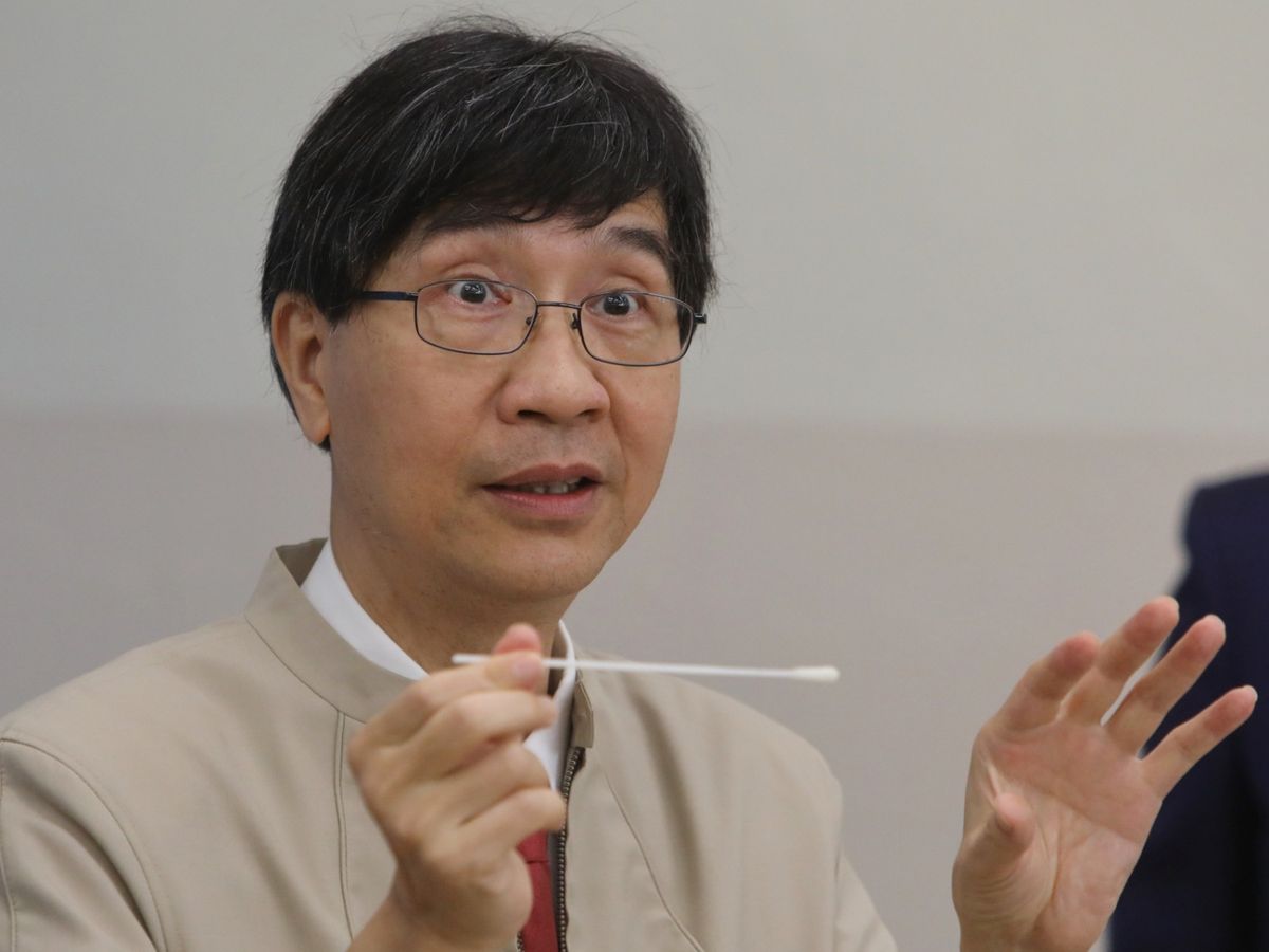 港大團隊發現街市不少魚檔有共用毛巾供顧客抹手，袁國勇指會增加交叉感染風險，建議魚檔改為提供一次性紙巾，他又指蘭桂坊人頭湧湧，認為很容易出事。