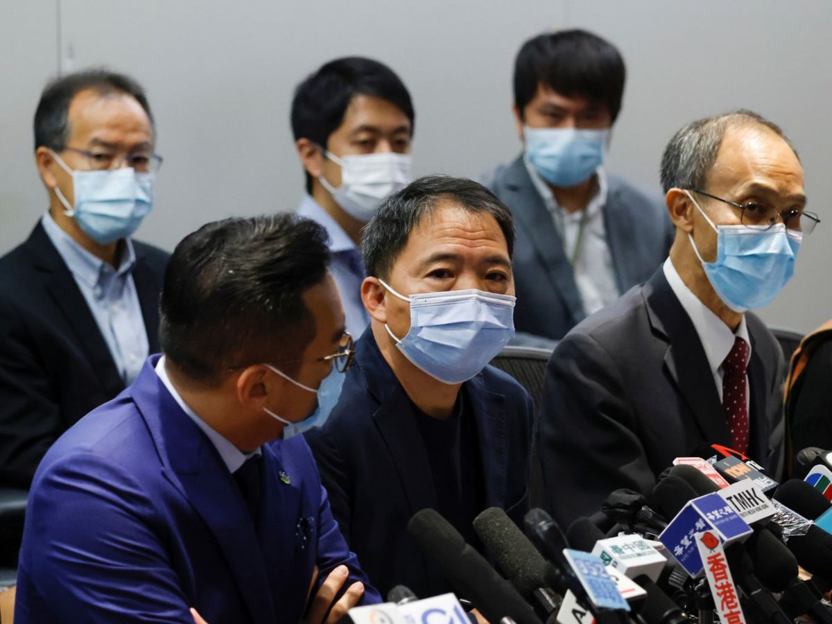 支持和反對民主派議員留任立法會的民意均不過半，民主派主席胡志偉宣布民主派議員作留守立法會的決定，陳淑莊就宣布不延任，並退出公民黨及離開政壇。