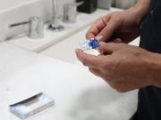 佩戴隱形眼鏡方式不當或患多種眼睛問題而失明。英國女子以濕手佩戴隱形眼鏡，後右眼被棘變形蟲感染一度失明。附正確護理程序及預防感染角膜炎方法。