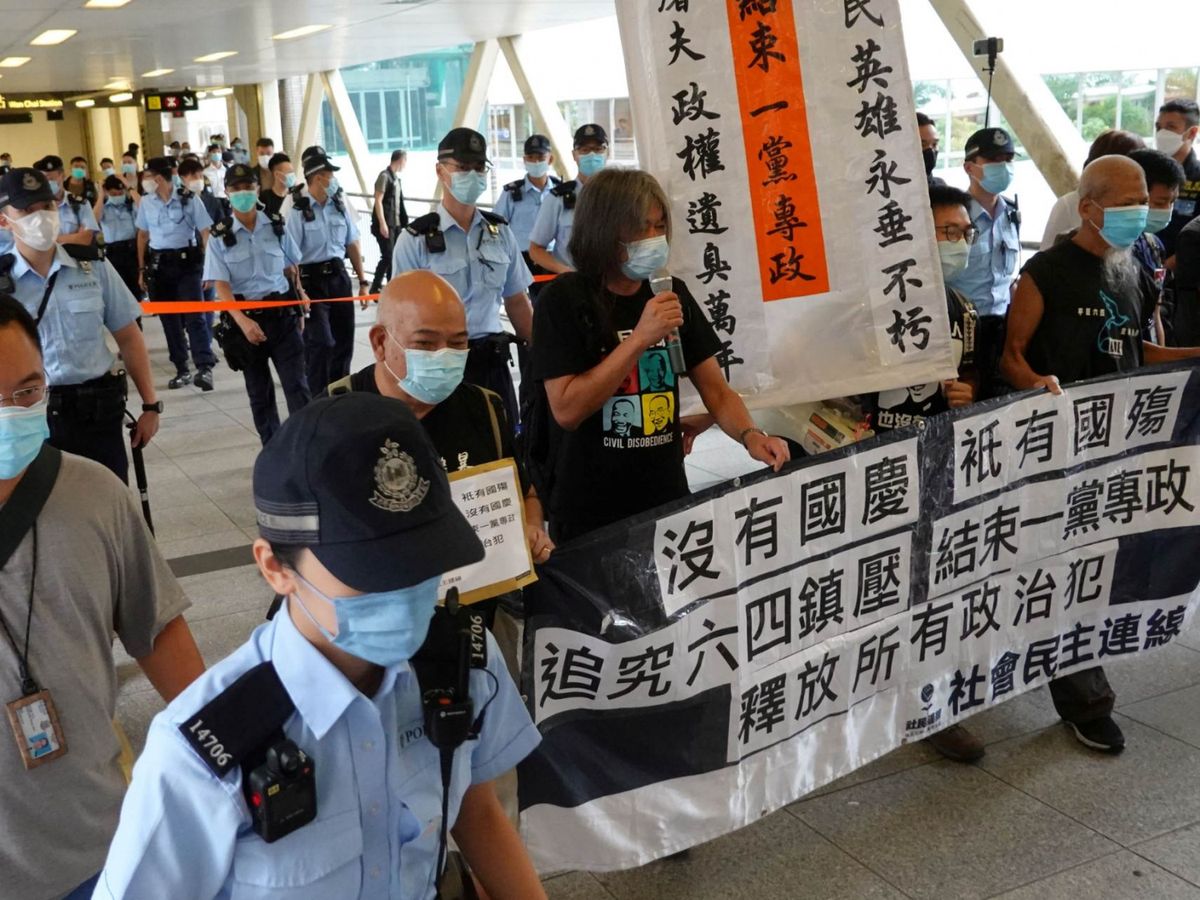 社民連焚火燒信 支聯會到中聯辦抗議 網上號召10.1遊行集結 銅鑼灣曾舉「紫旗」逾30人被截