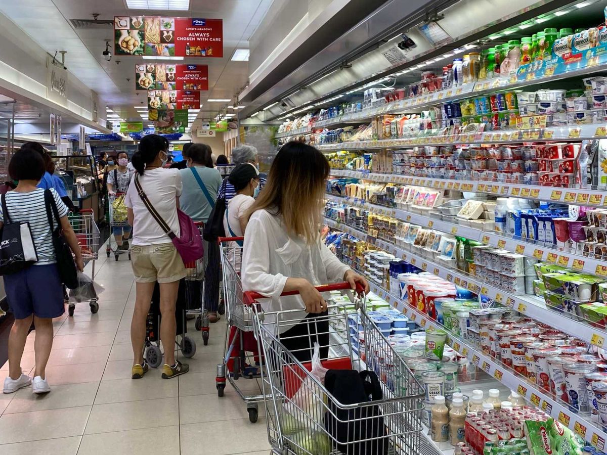 雖然港府拒絕了兩大超市提出的部分建議如大抽獎等，但問題是何解港府不先跟兩大超市討論回饋方案後始撥款？甚至是將這兩所大型超市從資助計劃中剔除，反而是在撥款後才跟與兩間公司討價還價增設條件。