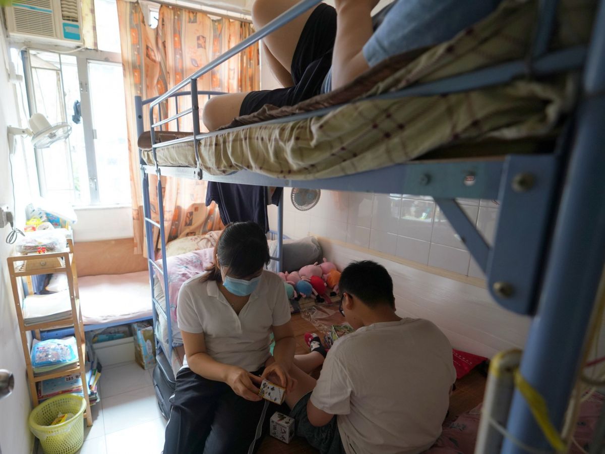 有調查發現業主多以街招放租劏房，過半毋需兩按一上，但租盤逾半失效更有資訊不完整問題，部分的實際面積更與街招上不符，而合規劏房須符合兩大條件。