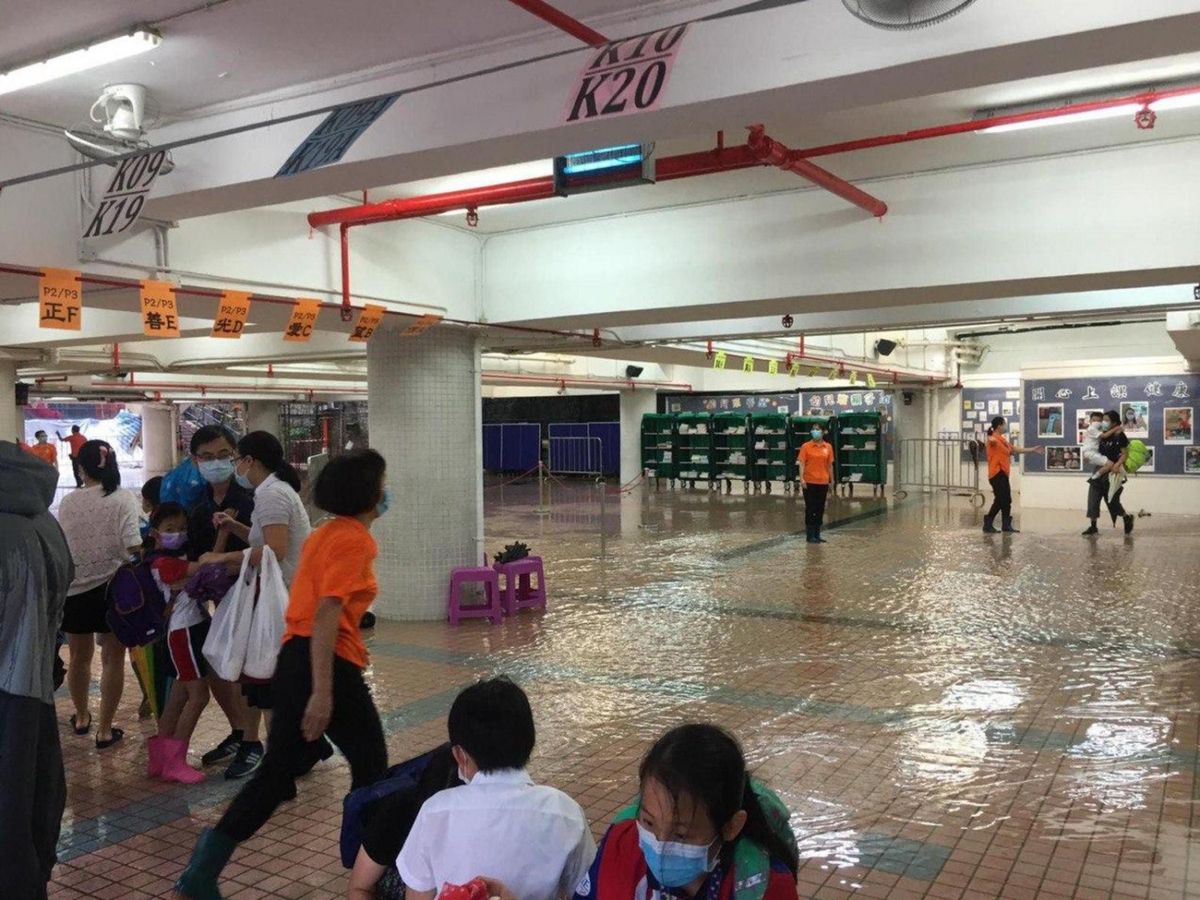 國慶中秋假後首返學遇暴雨｜培正水浸｜家長批教育局遲宣佈停課