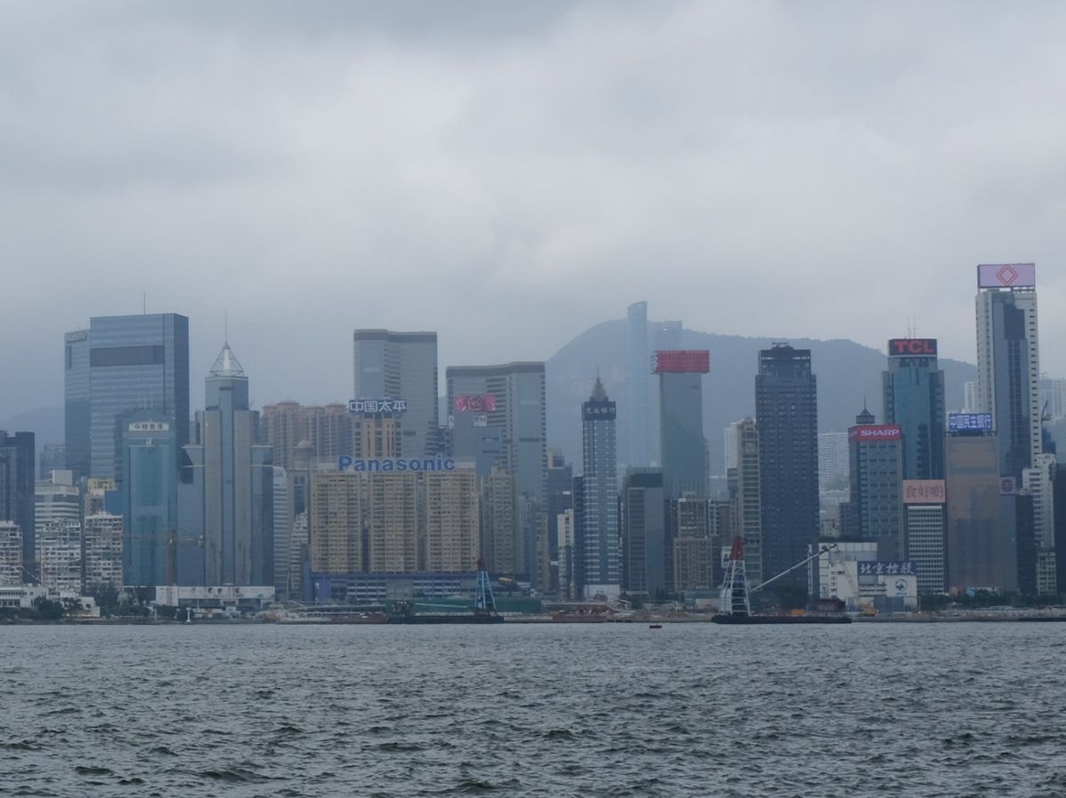 香港樓市走勢「供不應求＋資金泛濫」料2021年樓價小V彈！最少升5%｜樓市布陣