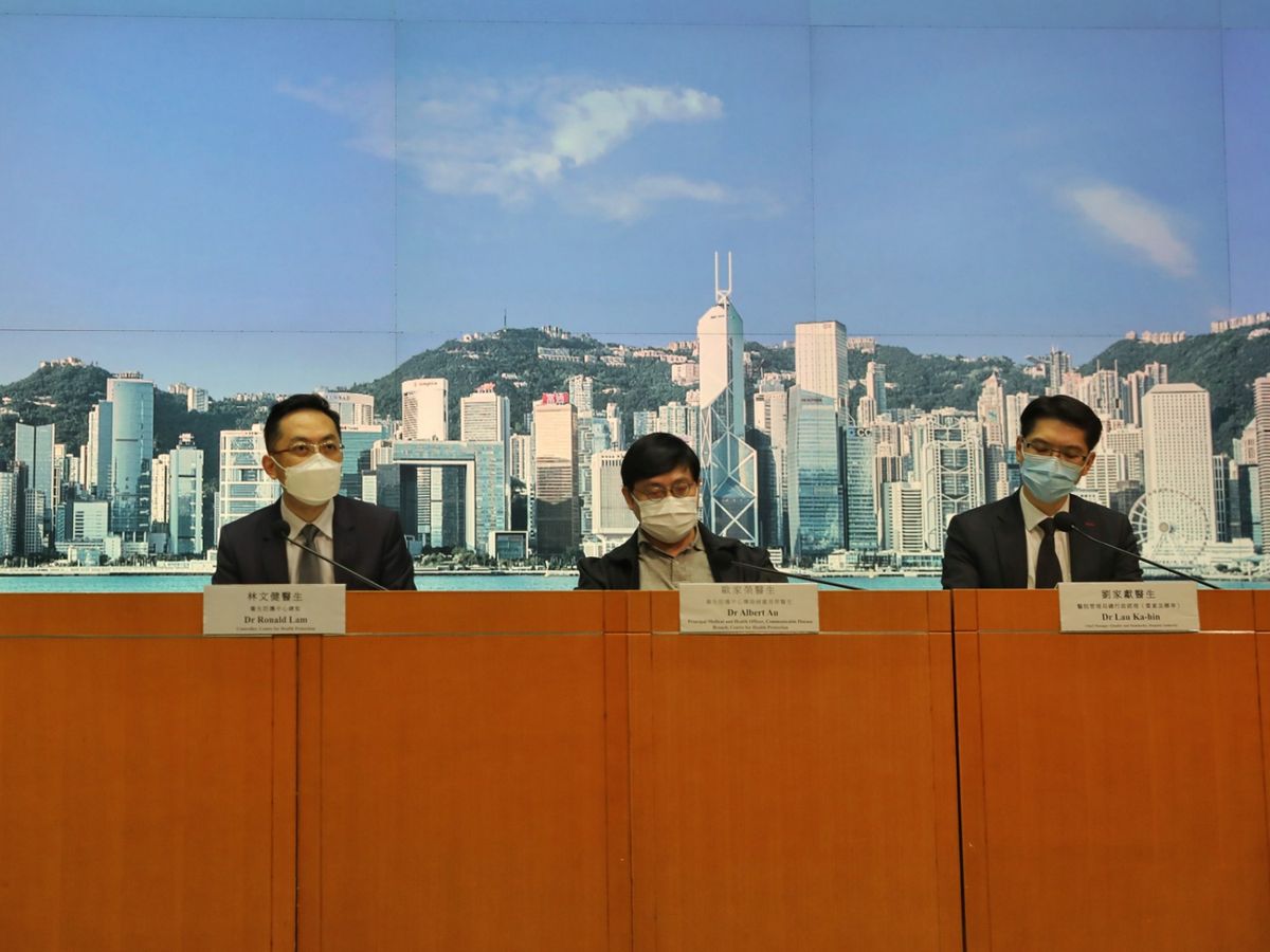 香港疫情-55歲女子接種疫苗後死亡-袁國勇接種復必泰疫苗