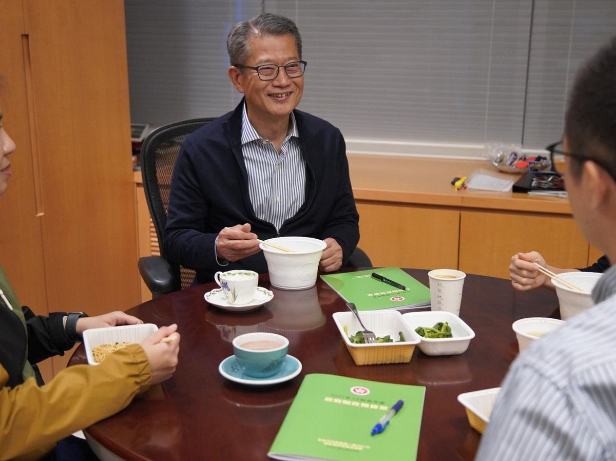 財政預算案2021-新一份預算案封面曝光-陳茂波指睇餸食飯難免選擇有限