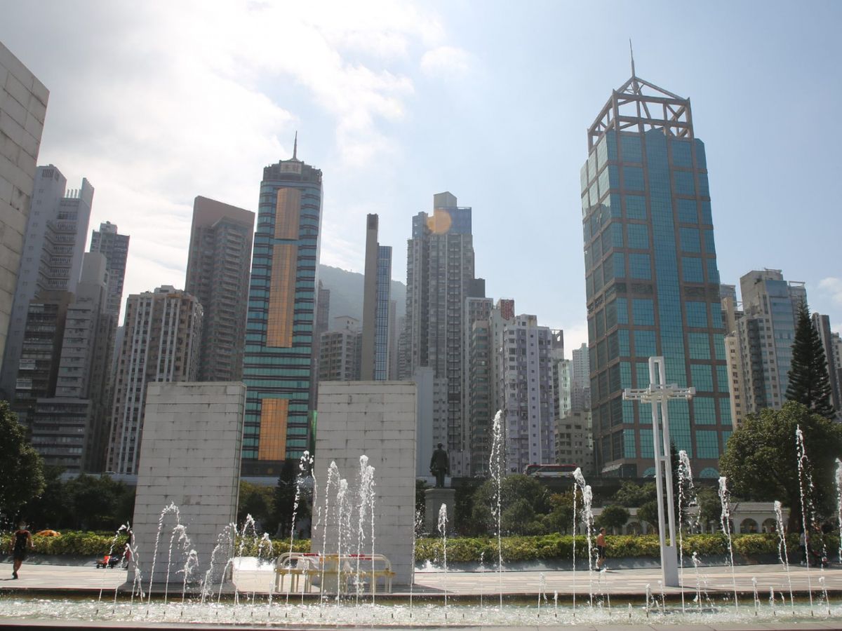 去年香港資金流出、樓市只升1%唔值得買？「投資買樓不是買股票」｜第一桶金