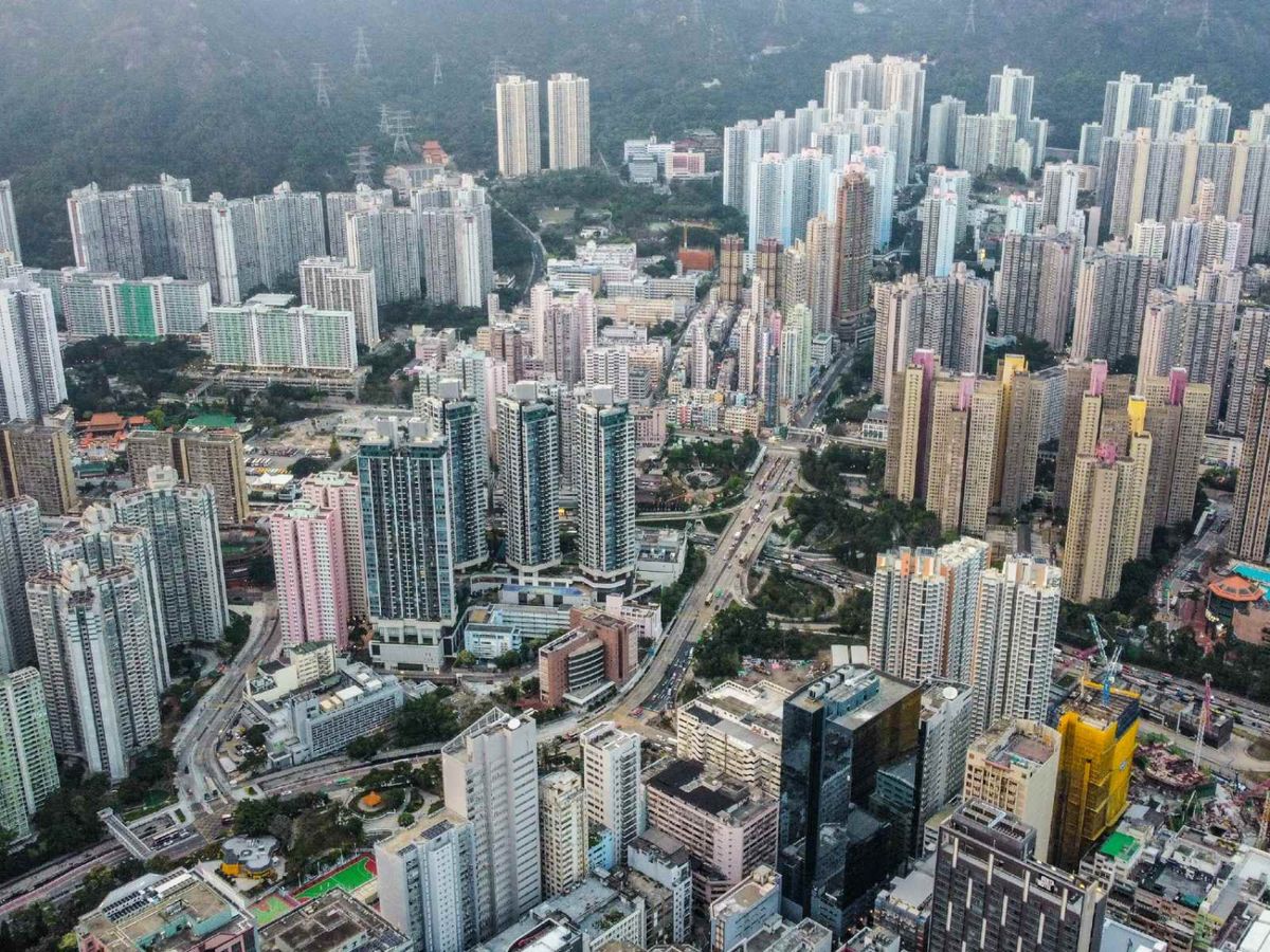 香港買樓要不吃不喝20.7年、逾550萬港人冇樓！但超過8萬人擁3個物業｜揭樓市兩極怪現象