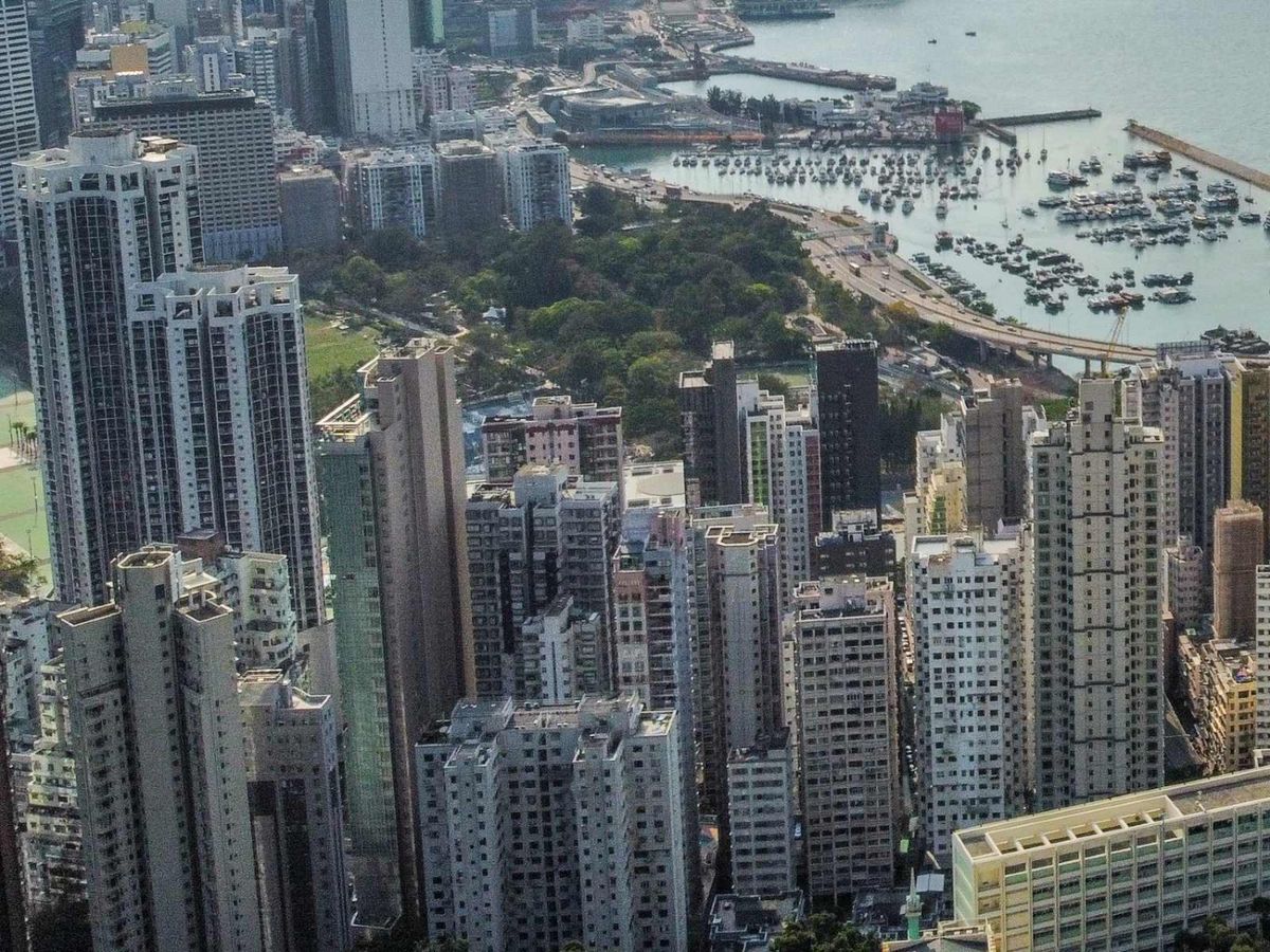 調查：過半受訪港人有意移民｜近70%靠儲蓄或加按物業作為移民資金、賣樓套現佔23%