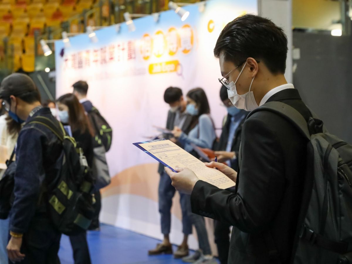 內地城鎮非私營員工平均每年工資增至97,379元人仔！香港人可做內地公務員