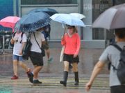 天文台掛黑雨一個鐘改發紅雨！勞工處僱員補償修訂條例生效「極端情況」上班注意