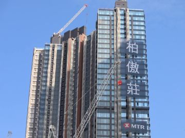 柏傲莊iii-柏傲莊第三期-新世界發展-港鐵公司-牆身底座混凝土強度測試中未達獲批設計的要求-利息補償-額外津貼-香港財經時報-HKBT