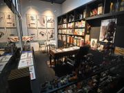 香港文化博物館新展覽「瞧潮香港60+」展示設計師靳埭強的工作室，他設計的海報作品、獎座及藏書。