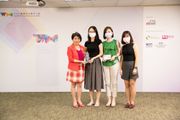 (左一)香港中小型企業聯合會會長麥美儀女士頒獎予利潔時香港代表(左至右)高級品牌經理宗思羽小姐、對外事務部部門經理陳美琪小姐及助理對外事務經理李建慧小姐。