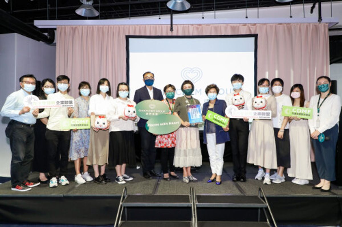圖片1：四位來自荃灣及葵青區的受惠青少年代表兒童發展配對基金向華懋集團致送自創詩詞，祝賀集團60週年以作答謝。 圖為華懋集團企業體驗總監鍾慧敏（右七）、兒童發展配對基金主席陳龔偉瑩（右六）、華懋集團法律部總監黃德蘭（右八）、兒童發展配對基金董事伍尚敦（左七）與其他華懋集團、兒童發展配對基金、基督教敬拜會（荃灣）的代表。