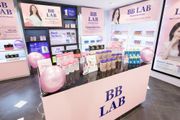 位於銅鑼灣的莎莎生活概念店Sa Sa Supreme 開設BB Lab快閃店，期望促進產品銷售及吸納更多年輕本地消費者。