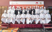 中華廚藝學院及國際廚藝學院院長何少娟女士（第二排左五）、李錦記醬料集團主席李惠中先生（第二排左六）及行政總裁林碧寶女士（第二排左四）向中華廚藝學院及國際廚藝學院畢業生及學員頒發獎學金。