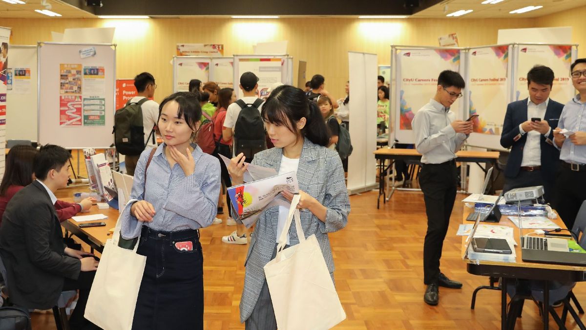 【職場熱話】後生常用「港式英文拼音」溝通｜同事大呻好難明！ 