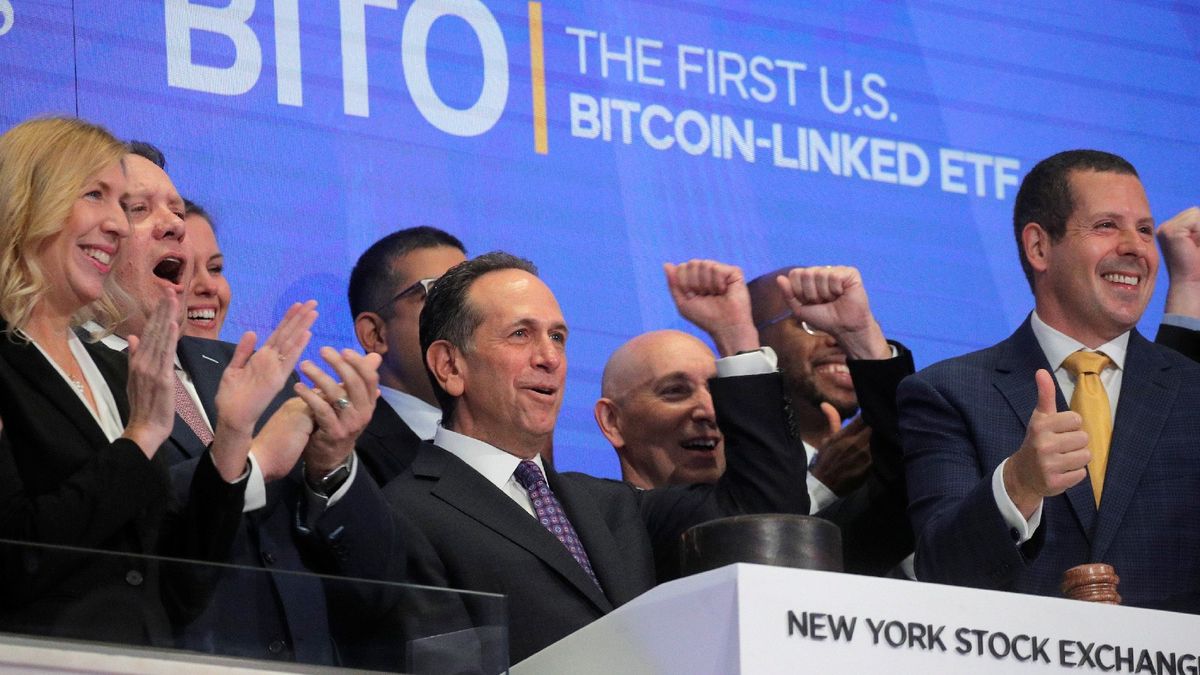 Bitcoin ETF首日掛牌升5%｜與直接買比特幣比較｜風險 VS 回報