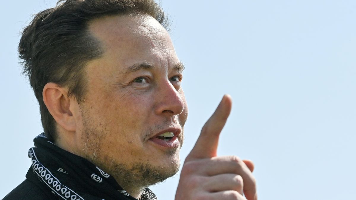 Tesla股價升破千｜馬斯克一日賺256億美元｜身家2,552億美元登首富｜5大致富來源曝光