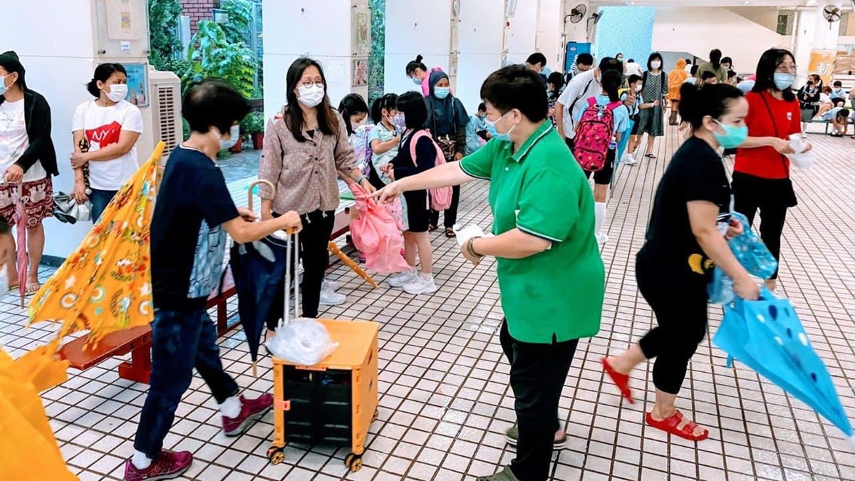 老師遞紙巾、用風筒為學生吹乾濕髮！林德育校長：風雨中的美麗景色｜德育專區