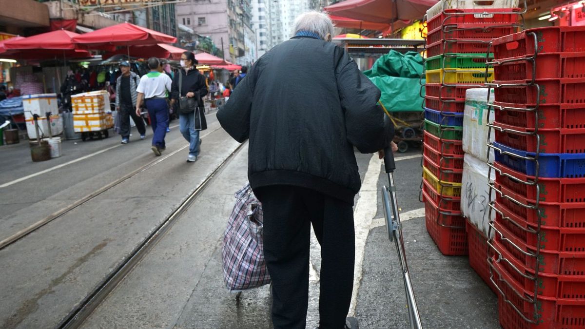 50歲三孩港爸失業｜借10萬元卡數度日｜調查：去年近5成港人借貸｜2個原因寧借錢不取綜援