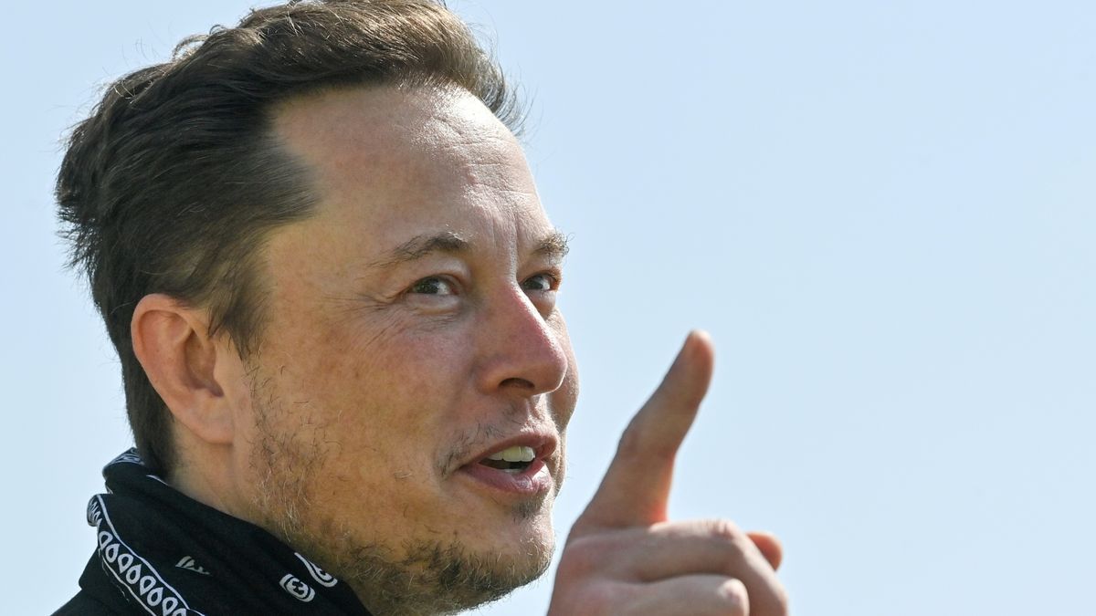 Elon Musk｜Tesla創辦人Elon Musk（馬斯克）以3,000萬美元沽出最後一間豪宅，並實行「大屋換細屋」，租住375呎組合屋，到底是什麼原因促使他這麼做？