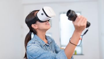 元宇宙, 玩vr遊戲打爆電視, 保險平均索賠6890元, ar, vr裝置, oculus, microsoft, HKBT, 香港財經時報