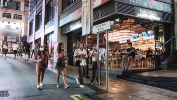 放寬社交距離措施, 社交距離措施, 酒吧重開, 堂食時間延長, 戲院可進食, 室內做運動免戴口罩, 疫苗通行證第三階段, 香港財經時報HKBT