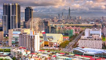 台灣擬放寬就業移民, 專業人士住滿5年可申請定居, 申請條件, 香港財經時報