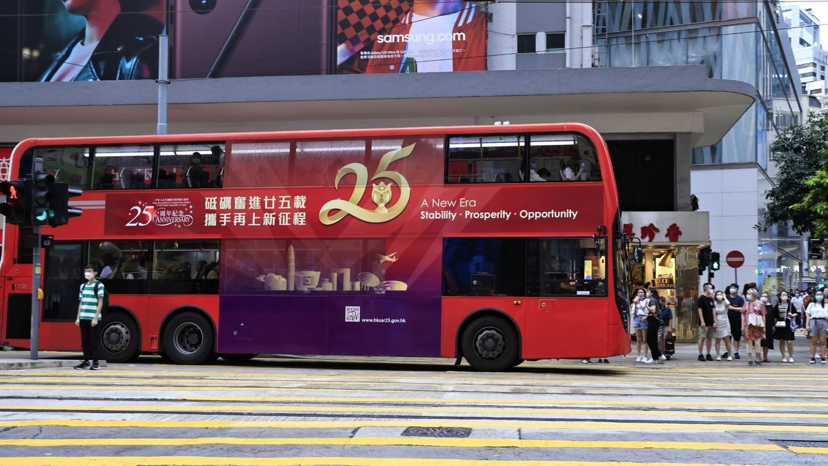 【七一交通安排】會展站暫停使用！港島21條道路封閉｜巴士、港鐵、渡輪…特別交通安排一覽