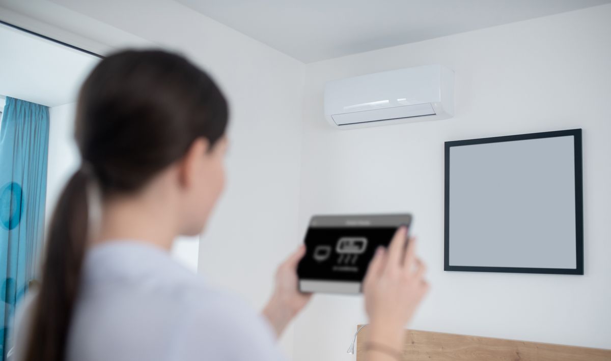 冷氣近乎開足全日、網民教路：一招慳電費70%｜附4大慳電小貼士