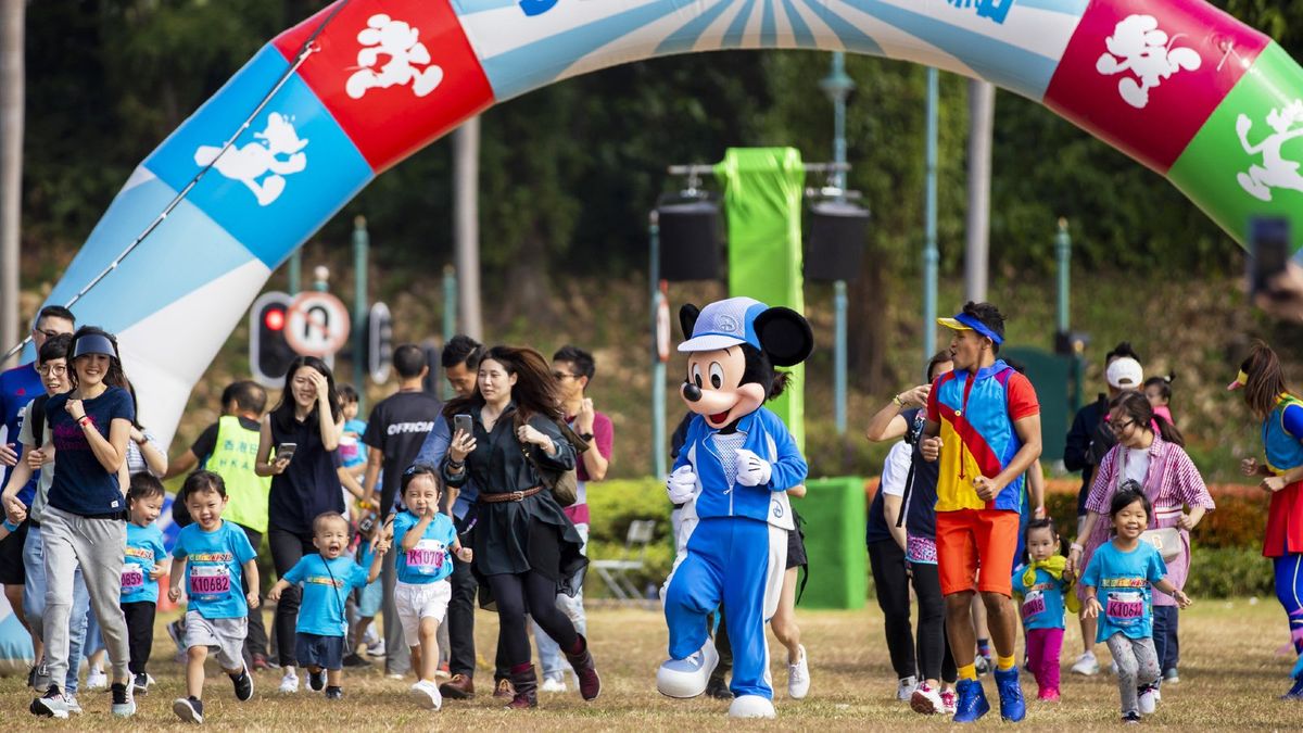 香港好去處, 香港迪士尼樂園10K Weekend 2023, 報名費用, 跑步組別, 主題T恤, 紀念徽章, 香港財經時報