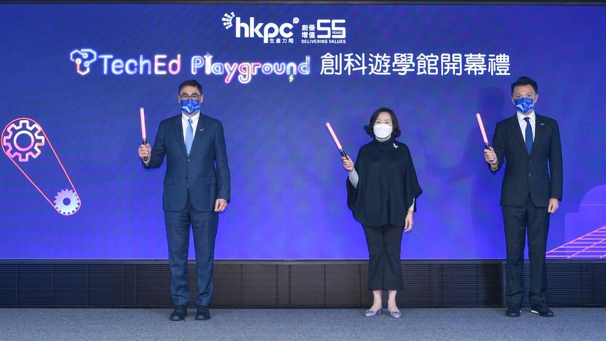「TechEd Playground 創科遊學館」今天正式開幕，民政及青年事務局局長麥美娟女士（中）在生產力局主席陳祖恒議員（右）及總裁畢堅文先生（左）的陪同下主持開幕禮。
