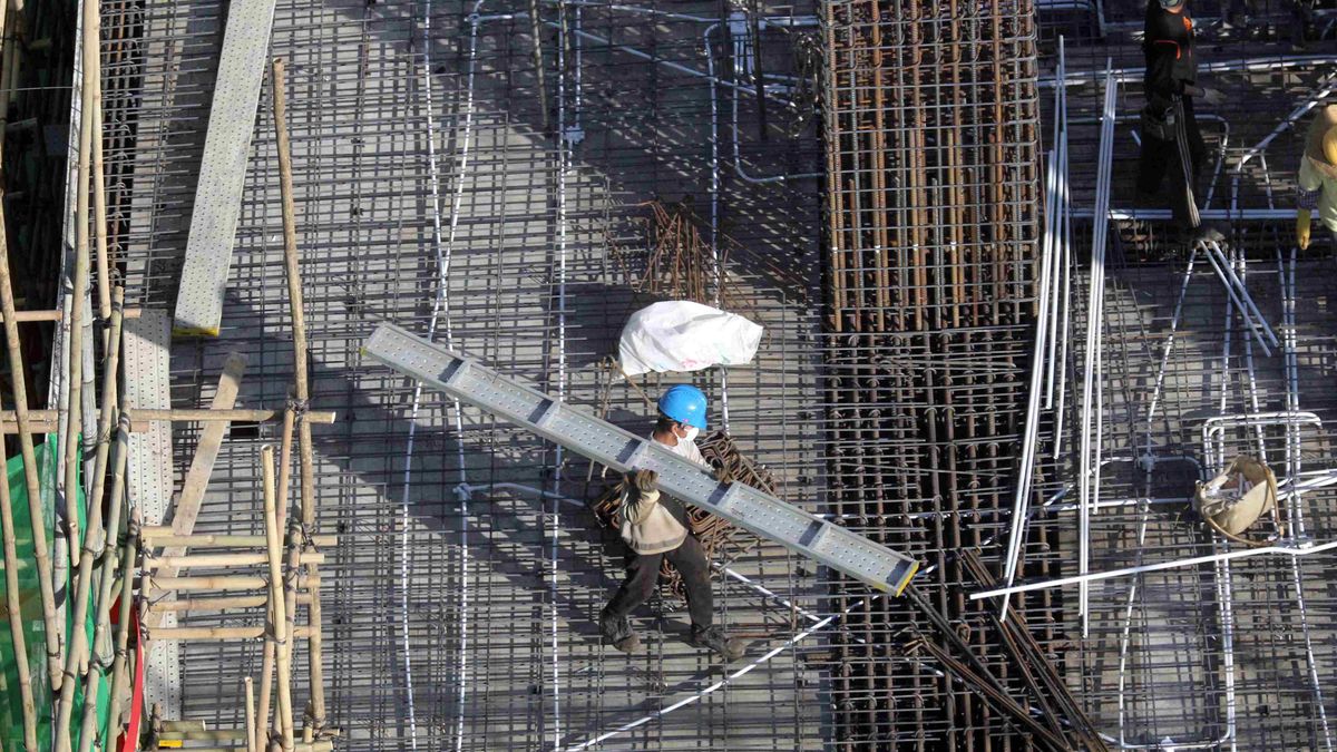 建造業議會人力預測｜料2027年缺5.5萬人手｜16個建造業工種薪酬比較：兩個地盤職位日薪2,600元