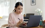 職場攻略｜舉中指有助增添自信，研究：可承受更多苦痛｜另附4招職場秘技