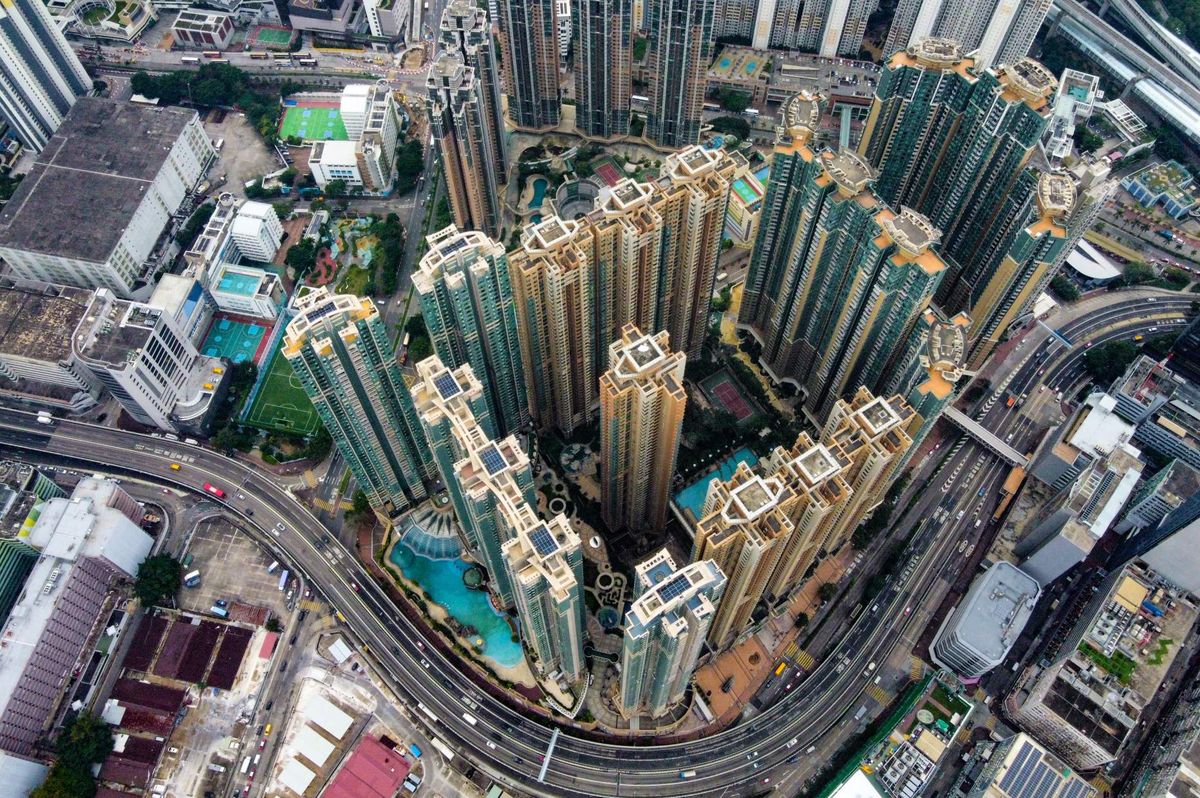 香港樓市2023｜樓價20年升近400%！3萬蚊人工買唔起300呎蝸居、30歲以下又未必抽到居屋！一個方法解困