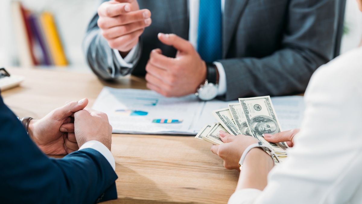 理財個案｜夫婦年薪合共120萬、妻子想辭職帶子女到英國讀書！2,000萬現金買樓定基金好｜龔成教室