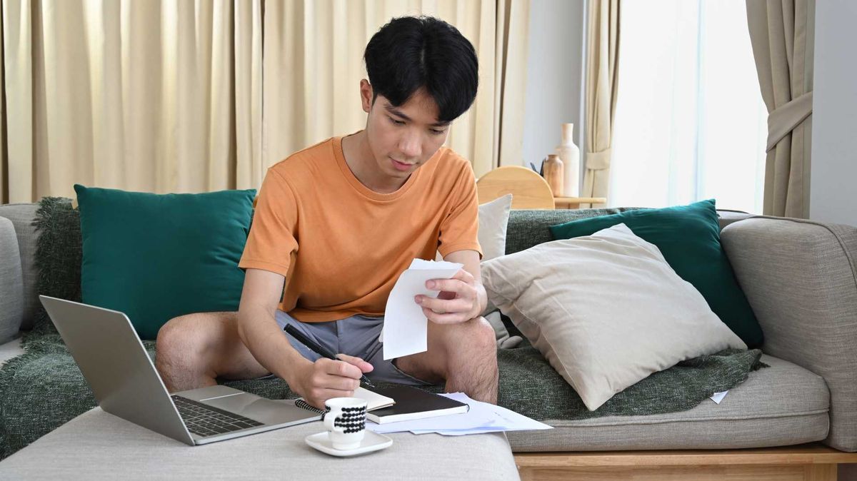 家用公價2022｜網紅NanaQ：「我不養爸媽」不給家用惹熱議｜港人俾家用中位數5,000元｜網民自製「家用計算表」計開支