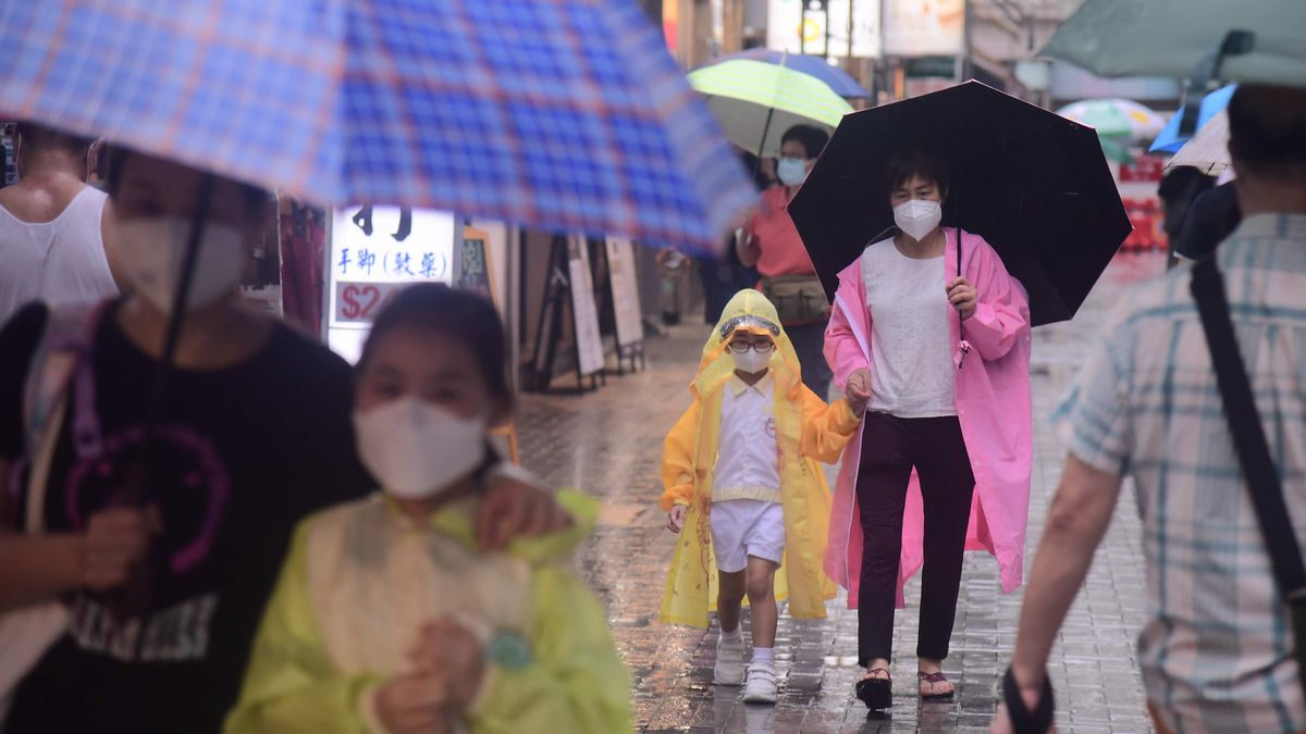 打風或紅雨黑雨先停課？教育局：惡劣天氣下家長可決定是否返學！遲到缺課不會受處分