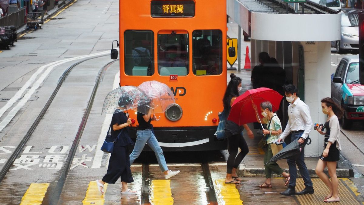 天文台颱風消息｜低氣壓漸變熱帶風暴、周日料闖香港400公里範圍！狂風驟雨＋雷暴！掛8號風球取決3個因素