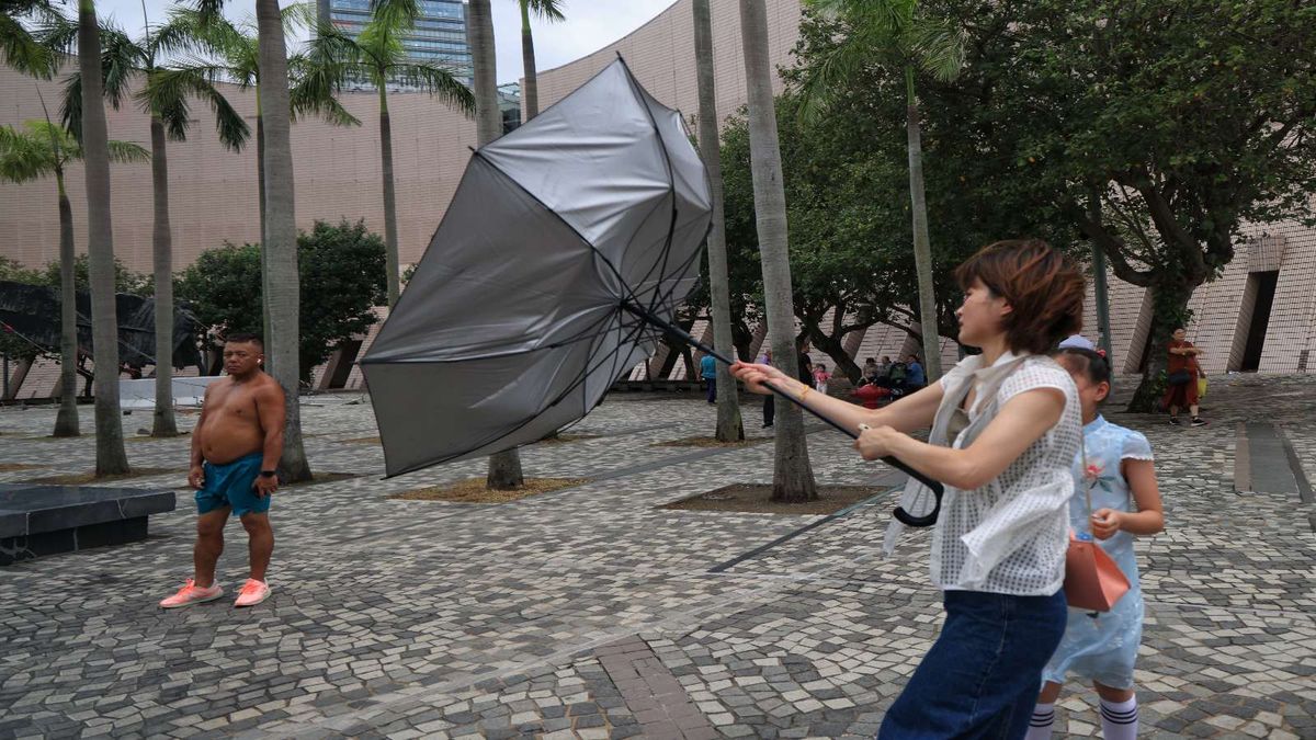 天文台颱風消息｜雙熱帶氣旋形成「藤原效應」？一半機會下周再掛8號風球！香港與歐美專家預測路線圖