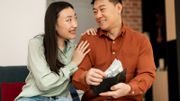 理財方法｜7種銀包顏色影響財運！七師傅：紅色代表赤字｜有金屬裝飾可更旺